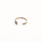 Vue arrière de la bague artisanale Gemma en couvert recyclé.