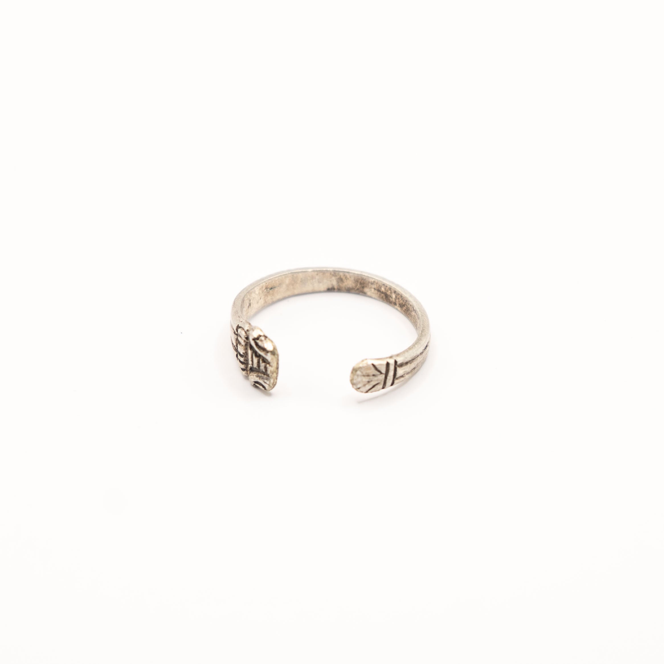 Vue arrière de la bague artisanale Gemma en couvert recyclé.