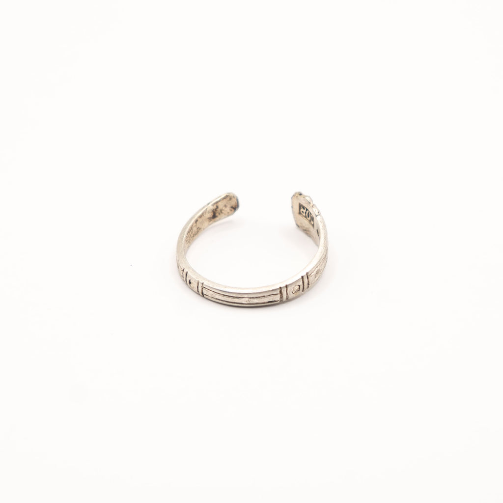 Vue de face de la bague artisanale Gemma en couvert recyclé.