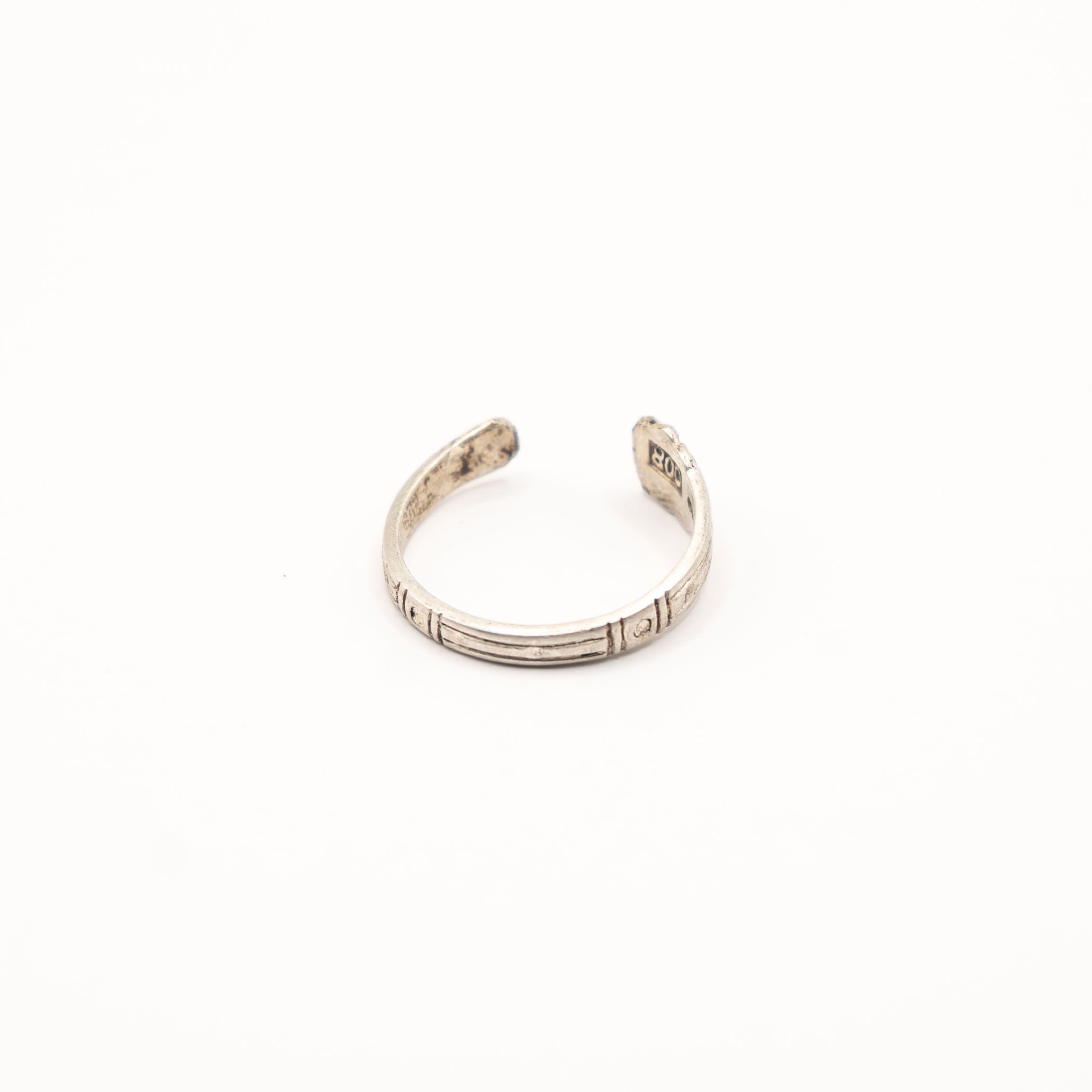Vue de face de la bague artisanale Gemma en couvert recyclé.