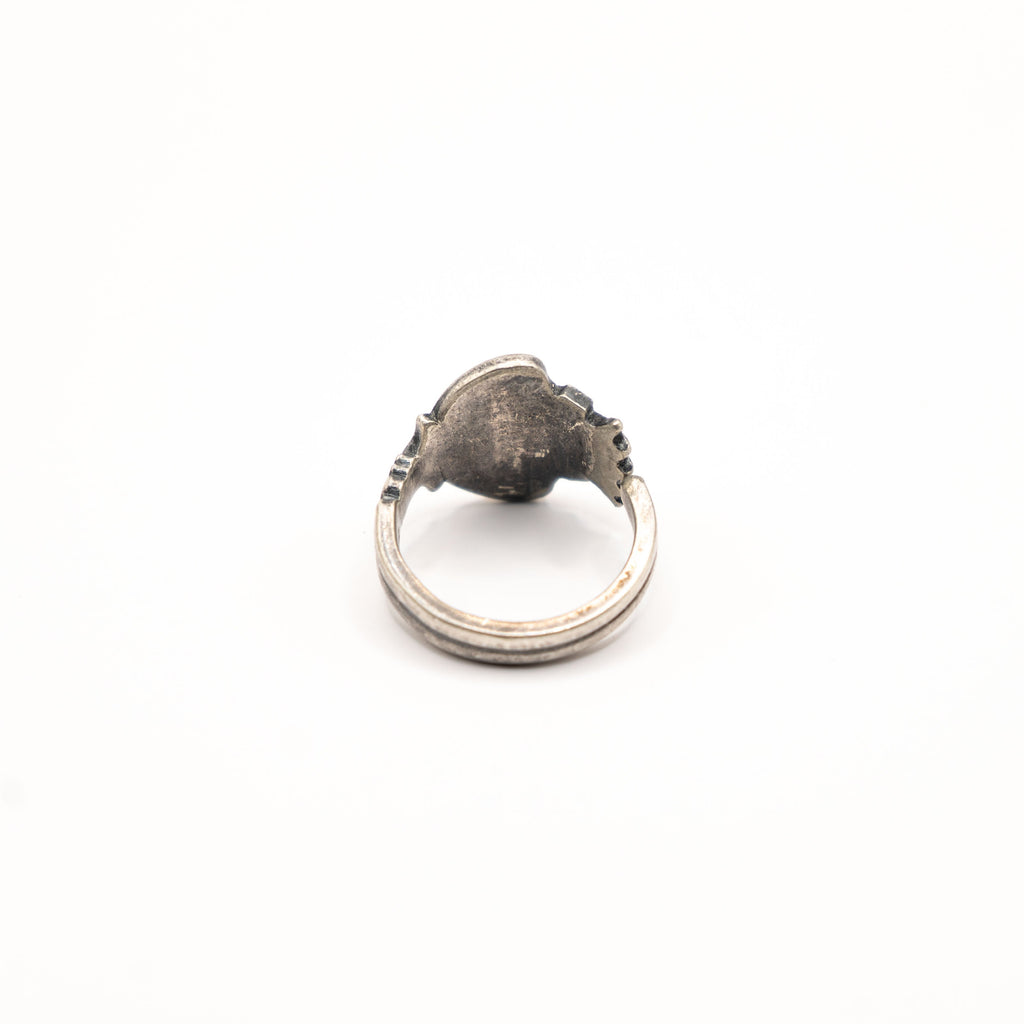 Vue arrière de la bague artisanale Gemma en couvert recyclé.