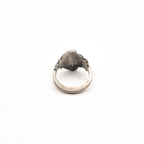 Vue arrière de la bague artisanale Gemma en couvert recyclé.