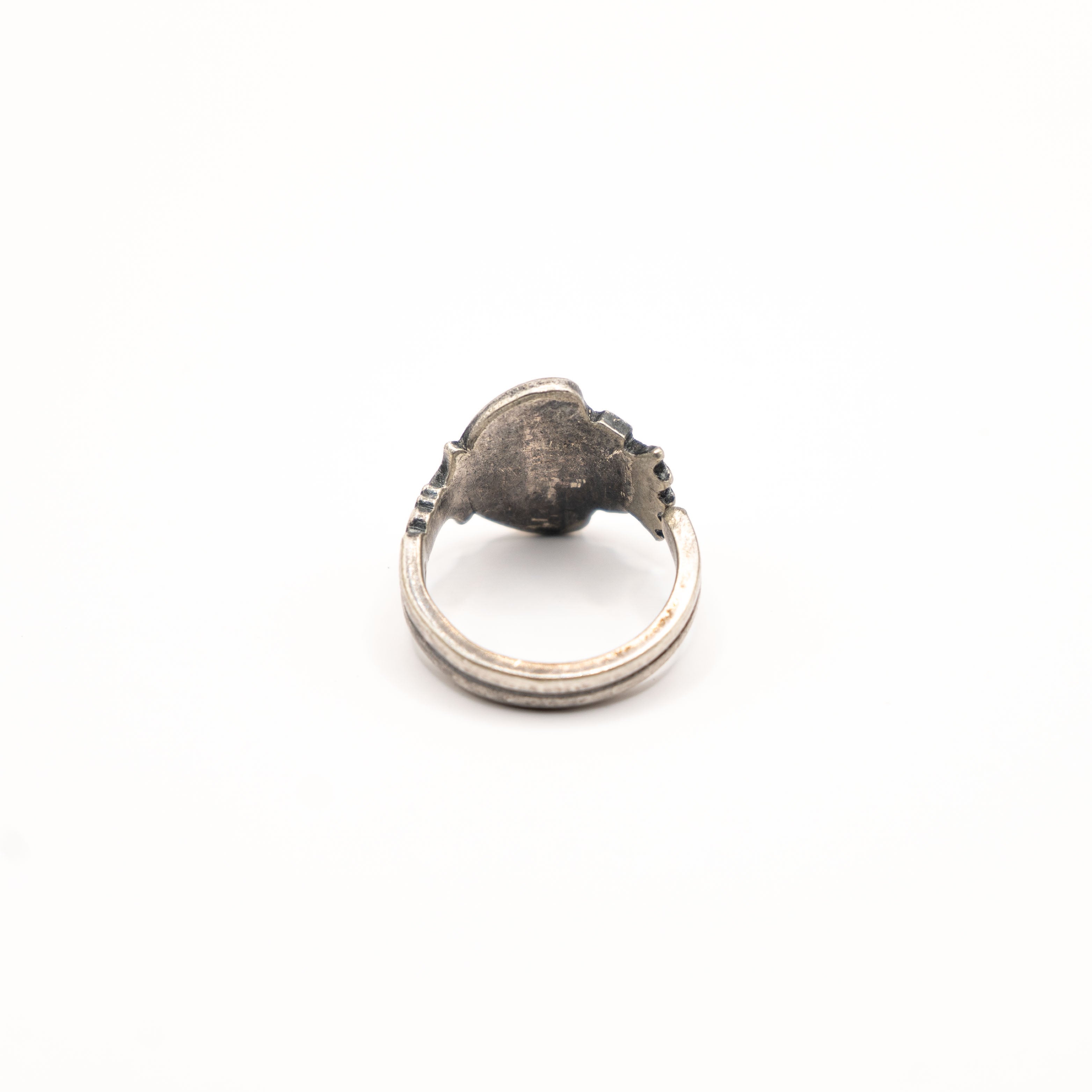Vue arrière de la bague artisanale Gemma en couvert recyclé.