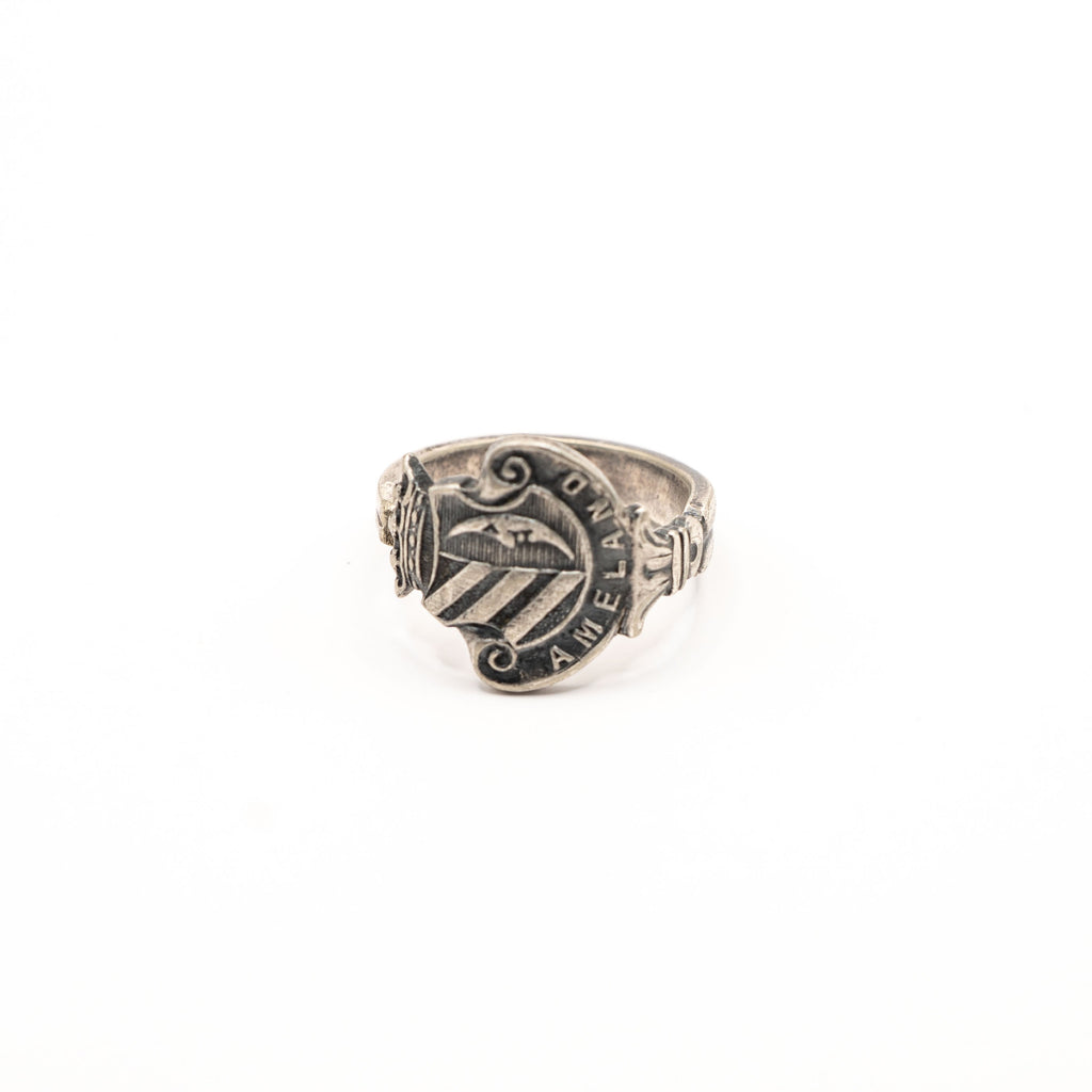 Vue de face de la bague artisanale Gemma en couvert recyclé.