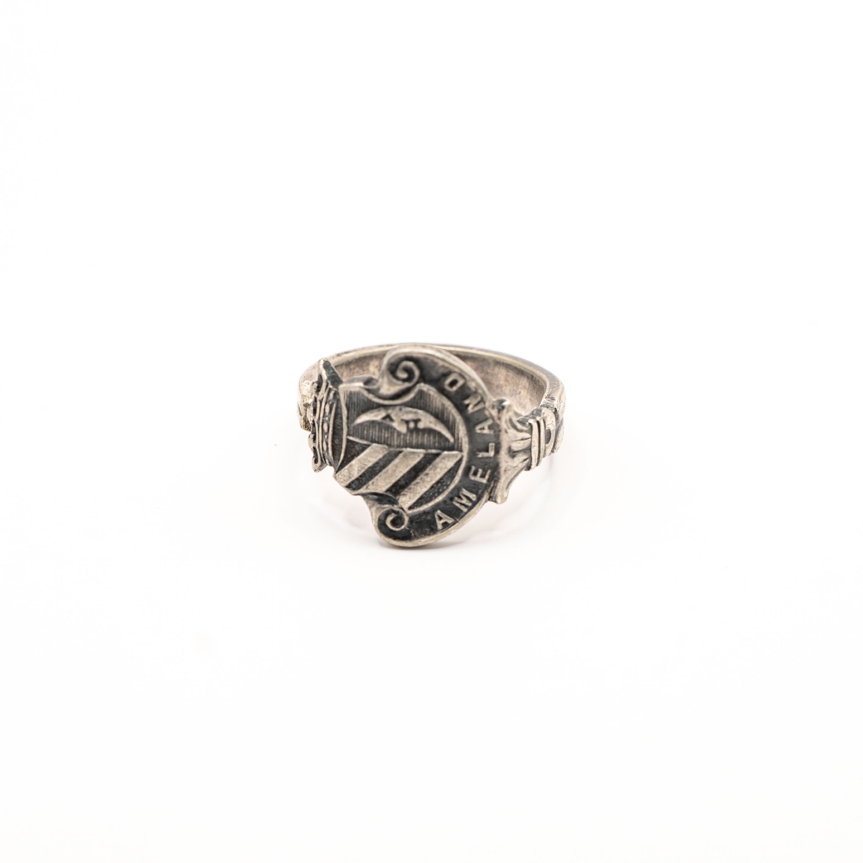 Vue de face de la bague artisanale Gemma en couvert recyclé.