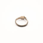Vue arrière de la bague artisanale Gemma en couvert recyclé.