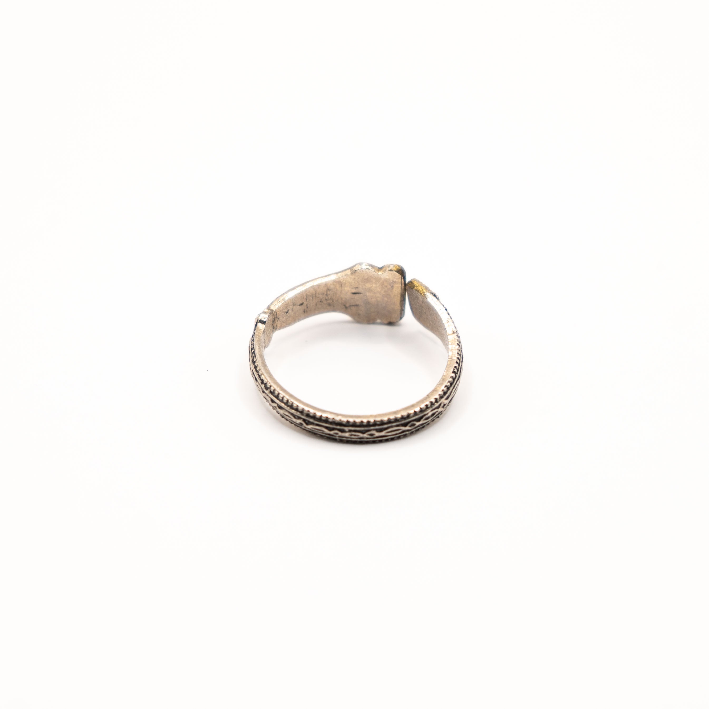 Vue arrière de la bague artisanale Gemma en couvert recyclé.