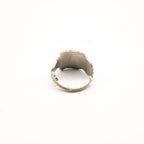 Vue arrière de la bague artisanale Gemma en couvert recyclé .