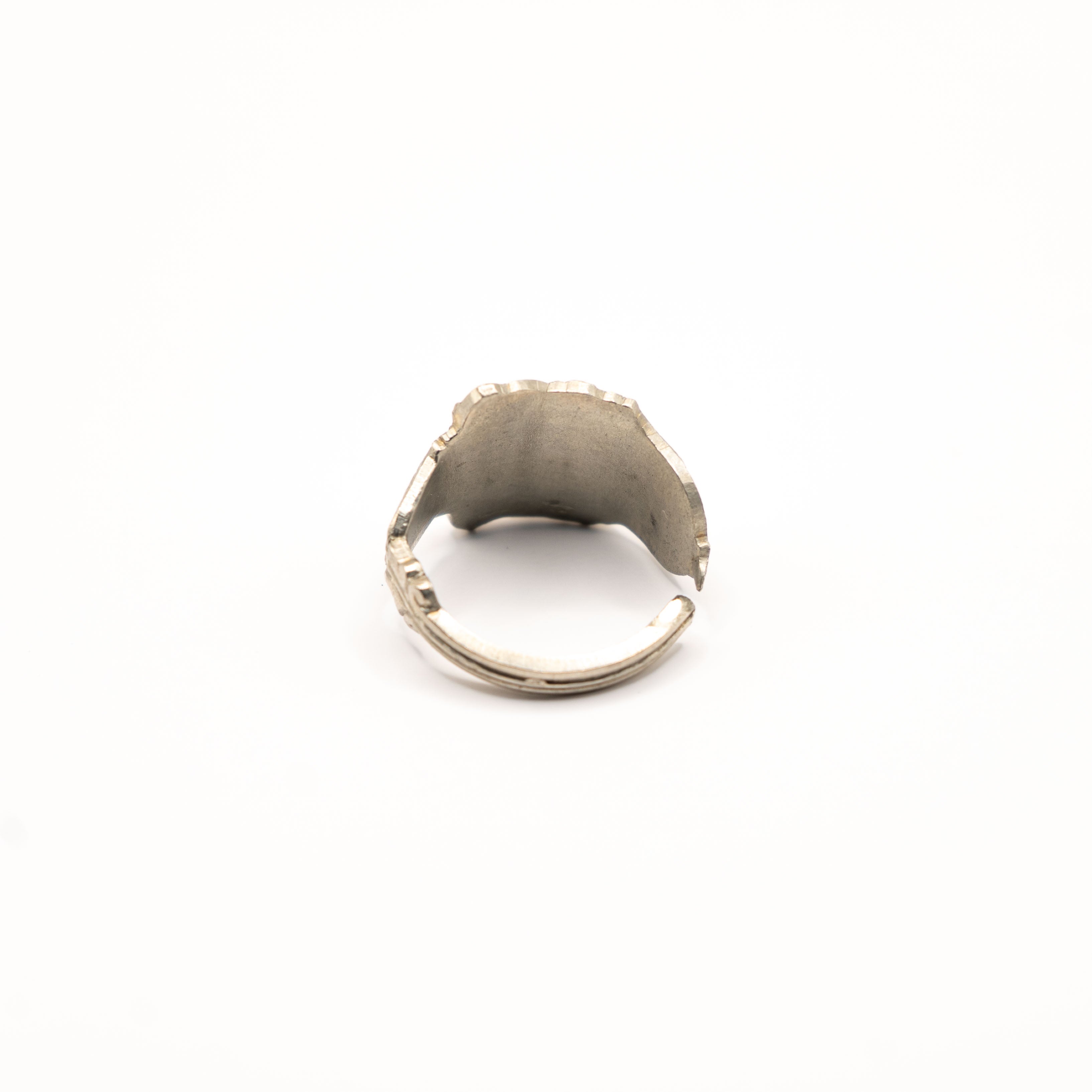 Vue arrière de la bague artisanale Gemma en couvert recyclé .