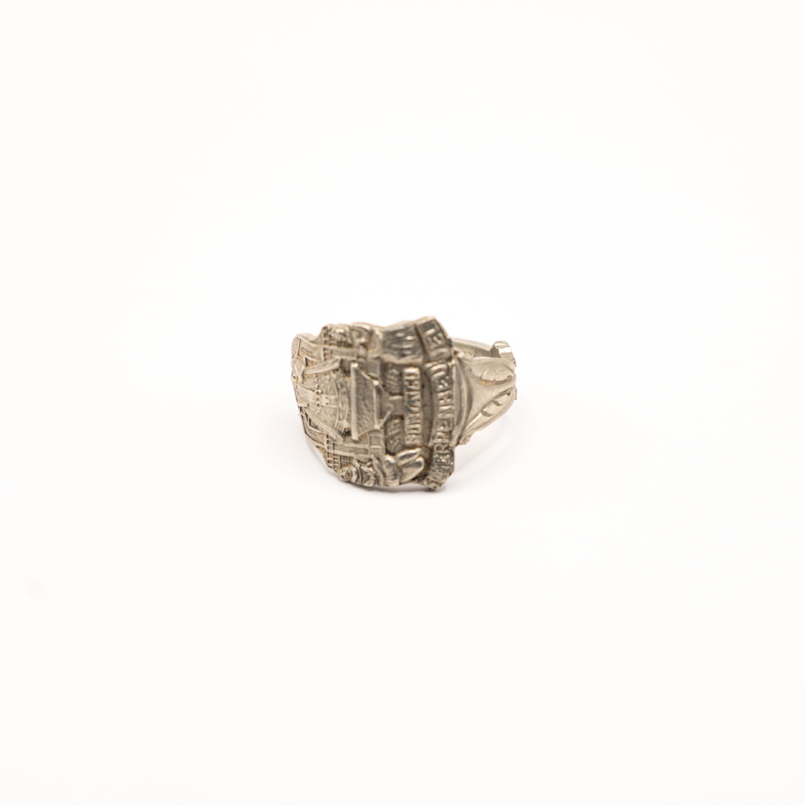 Vue de face de la bague artisanale Gemma en couvert recyclé.