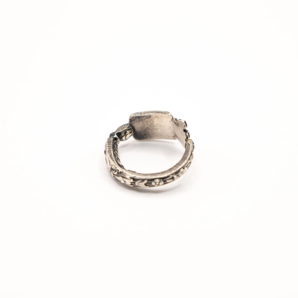 Vue arrière de la bague artisanale Gemma en couvert recyclé.