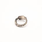 Vue arrière de la bague artisanale Gemma en couvert recyclé.