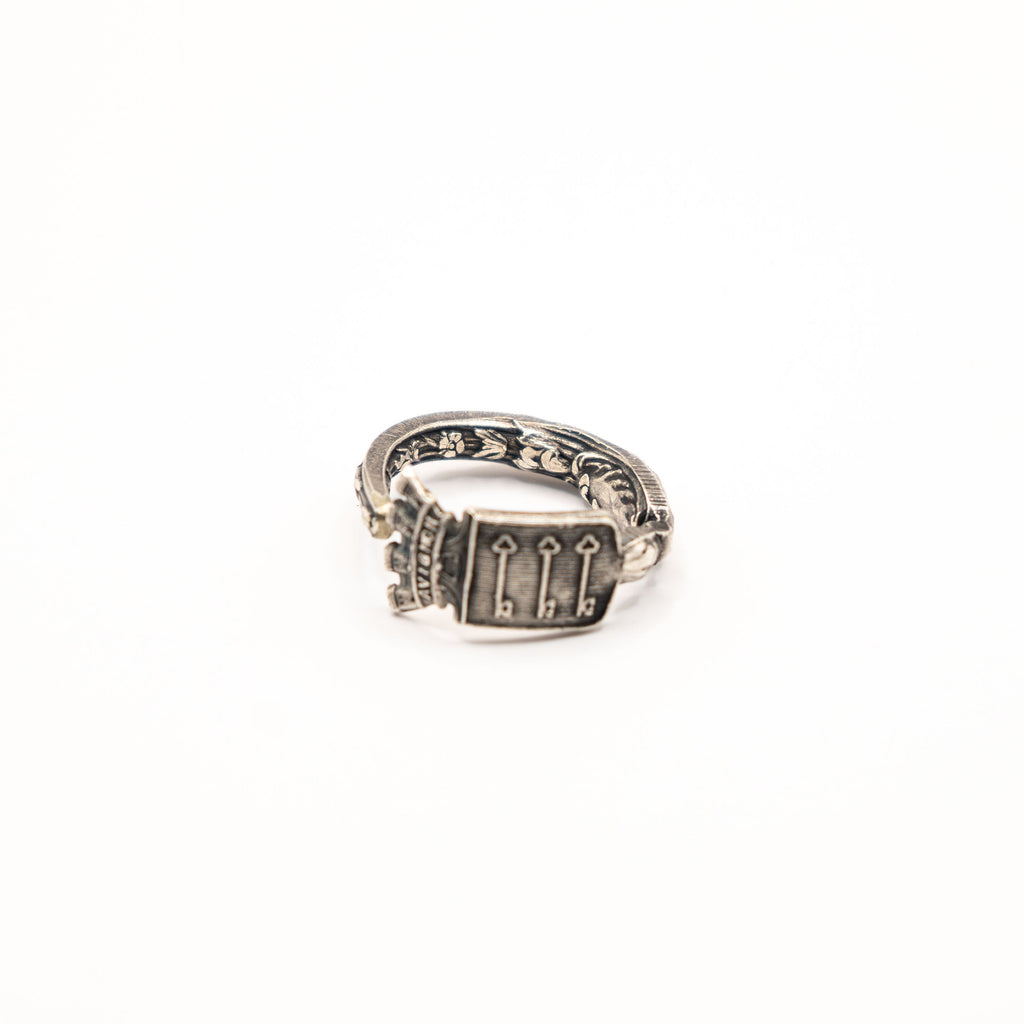Vue de face de la bague artisanale Gemma en couvert recyclé.