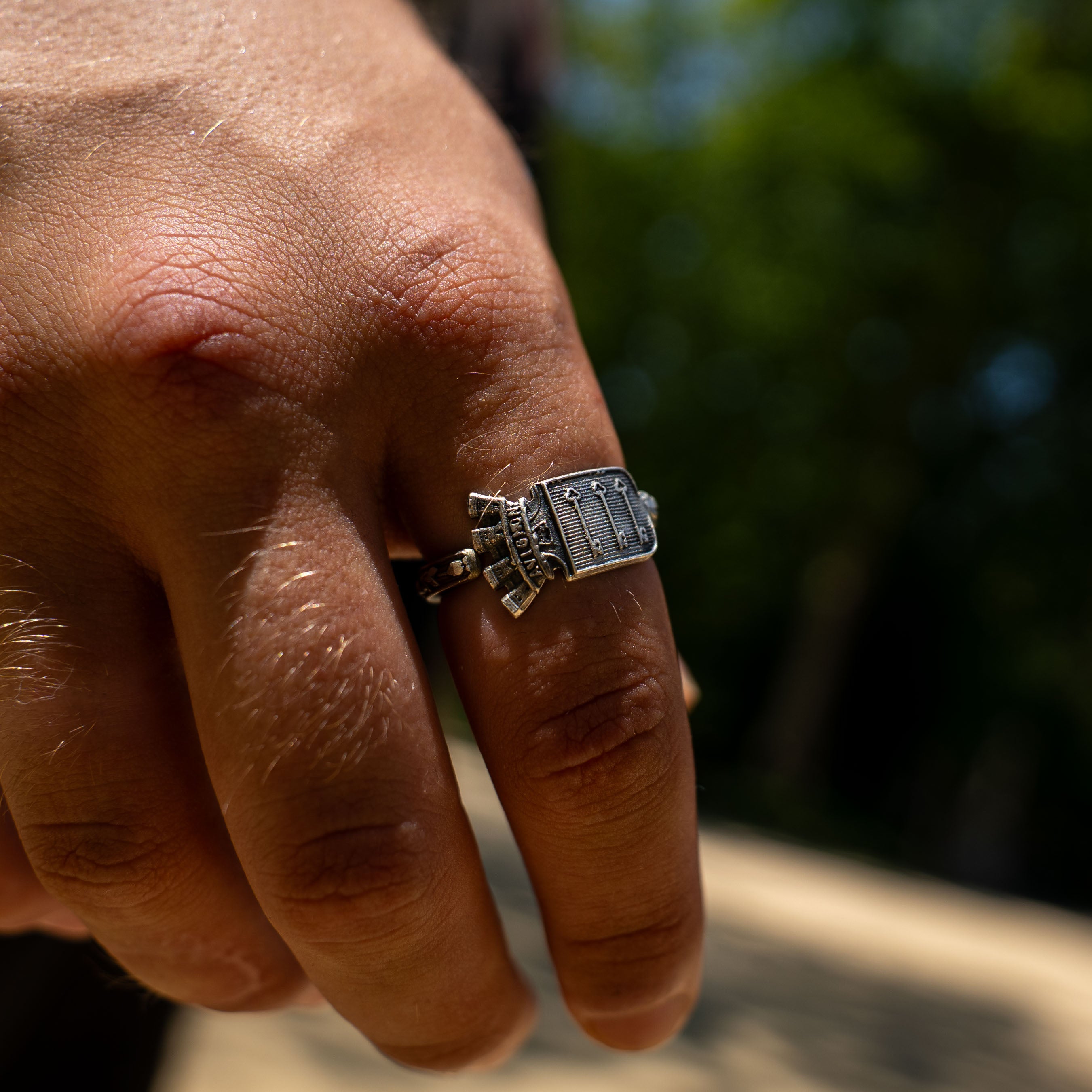 Bague artisanale Gemma en couvert recyclé portée à la main.