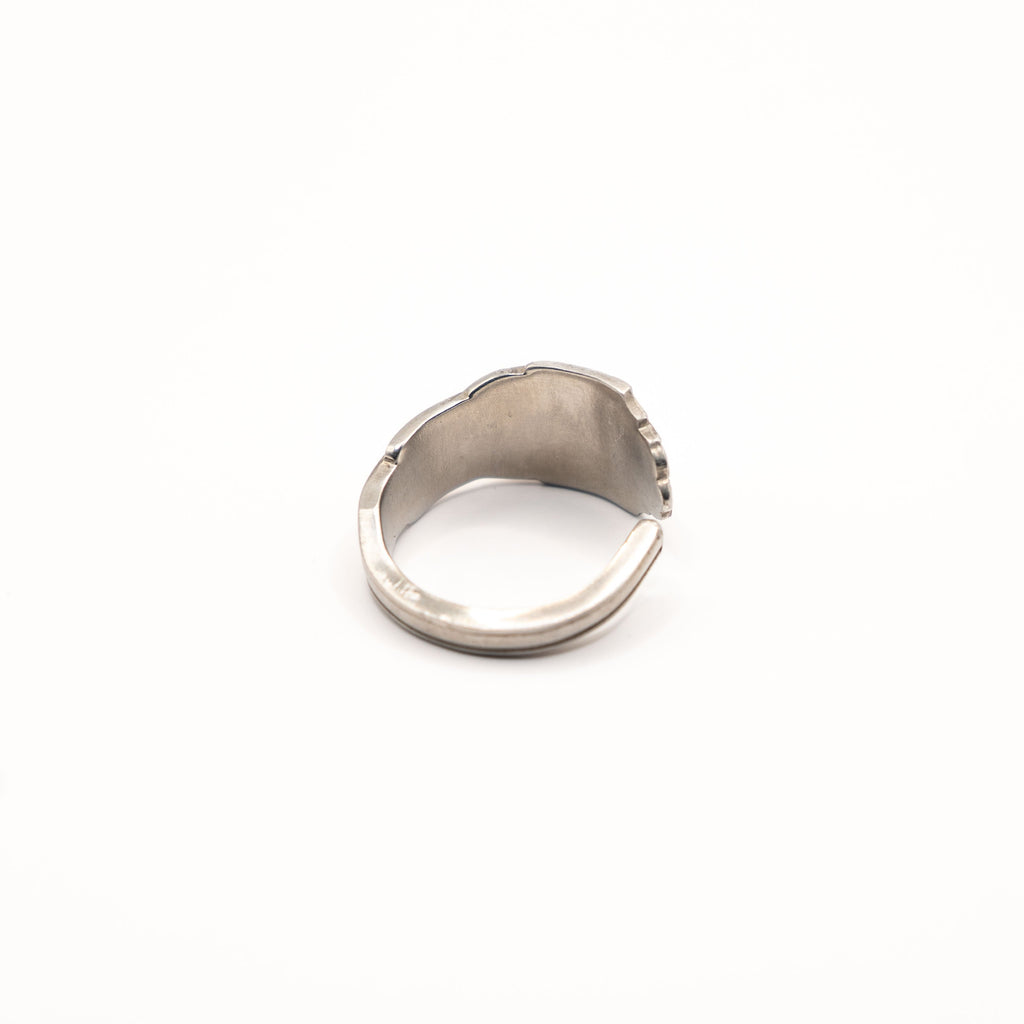 Vue arrière de la bague artisanale Gemma en couvert recyclé.