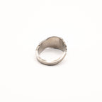 Vue arrière de la bague artisanale Gemma en couvert recyclé.