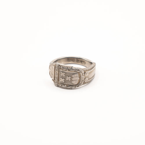 Vue de face de la bague artisanale Gemma en couvert recyclé.