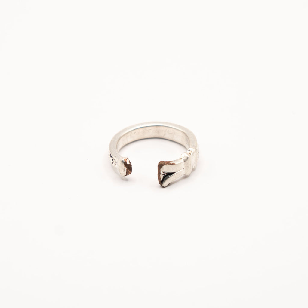 Vue arrière de la bague artisanale Gemma en couvert recyclé.