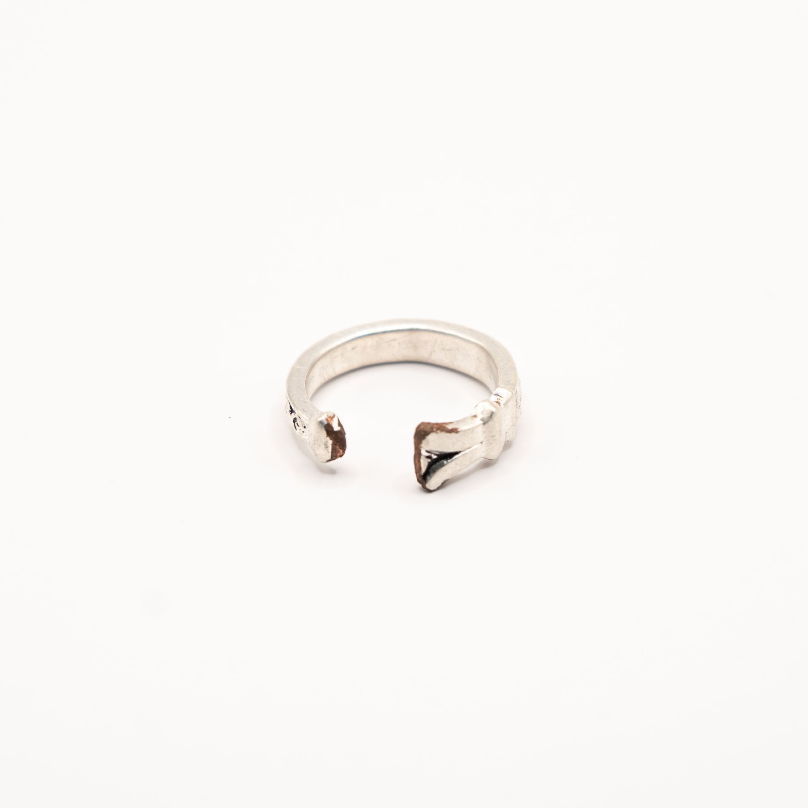 Vue arrière de la bague artisanale Gemma en couvert recyclé.