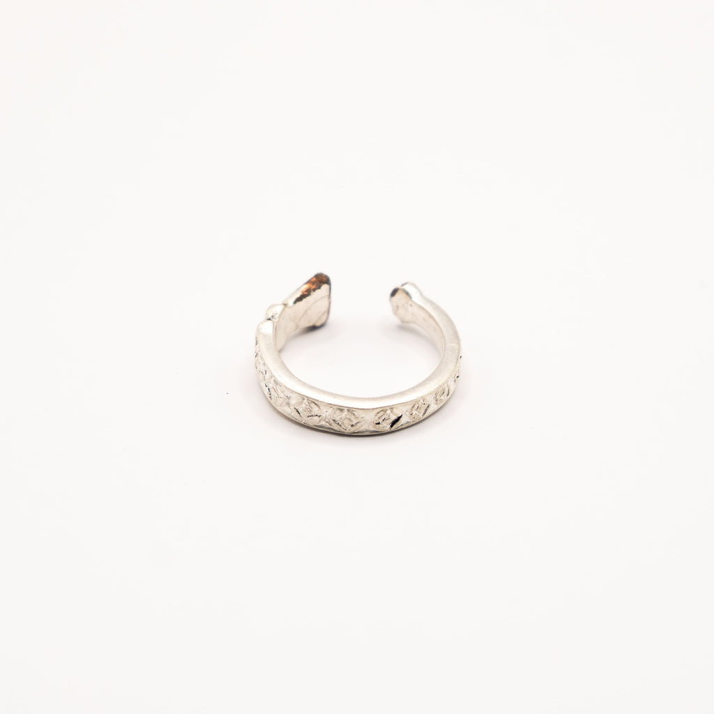 Vue de face de la bague artisanale Gemma en couvert recyclé.