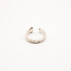 Vue de face de la bague artisanale Gemma en couvert recyclé.