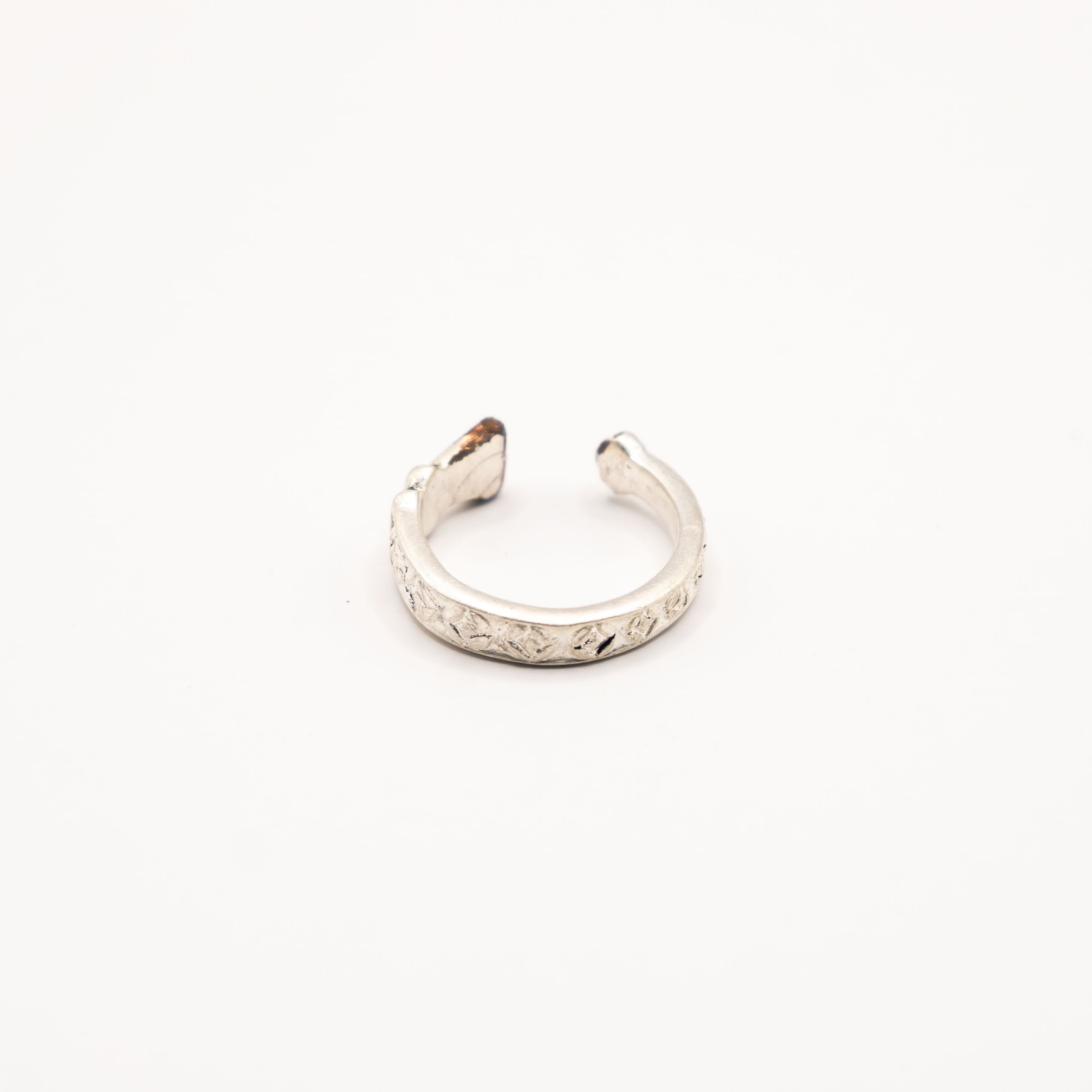 Vue de face de la bague artisanale Gemma en couvert recyclé.