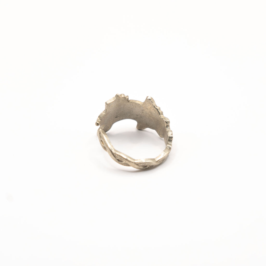 Vue arrière de la bague artisanale Gemma en couvert recyclé.