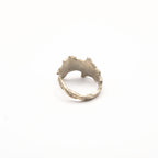 Vue arrière de la bague artisanale Gemma en couvert recyclé.