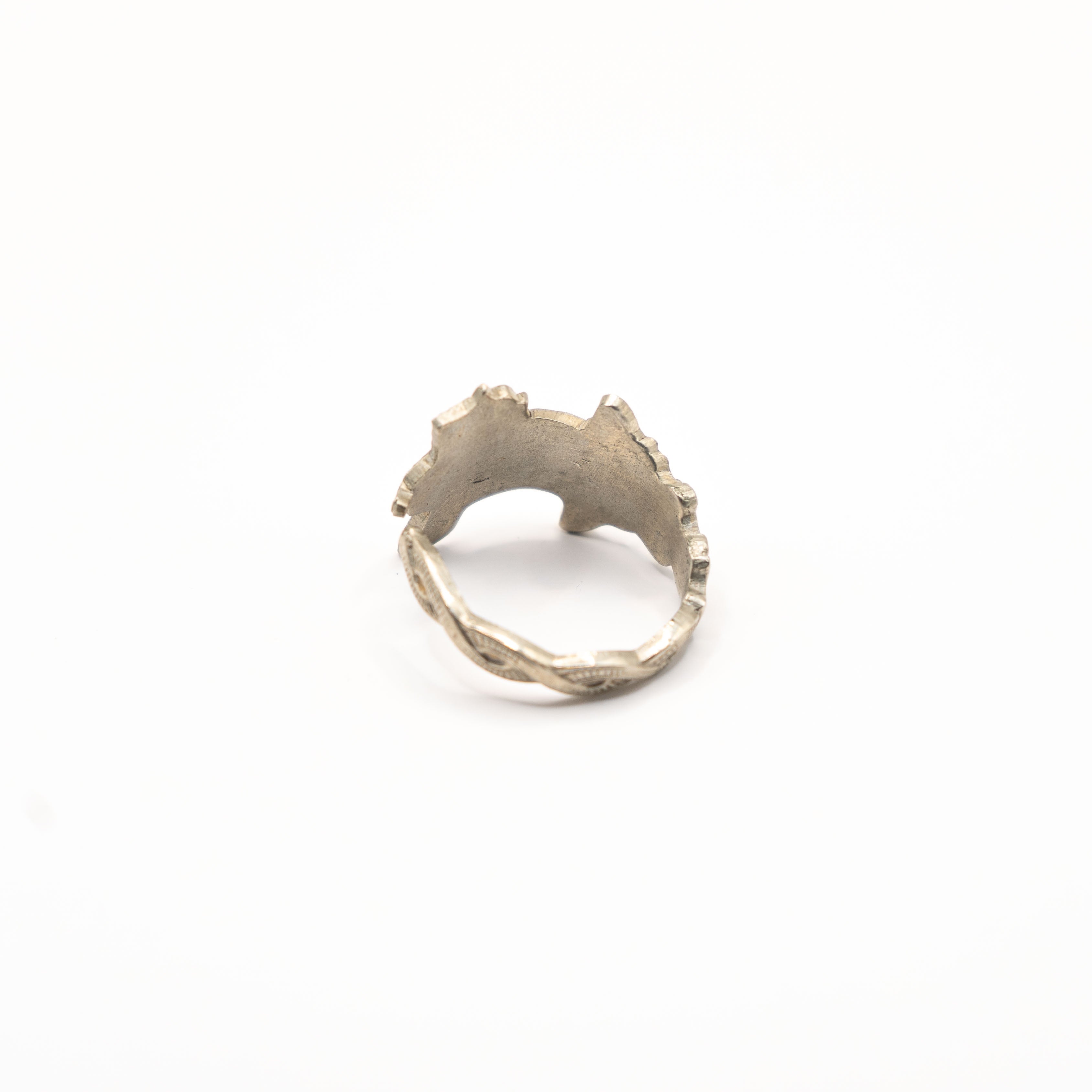 Vue arrière de la bague artisanale Gemma en couvert recyclé.
