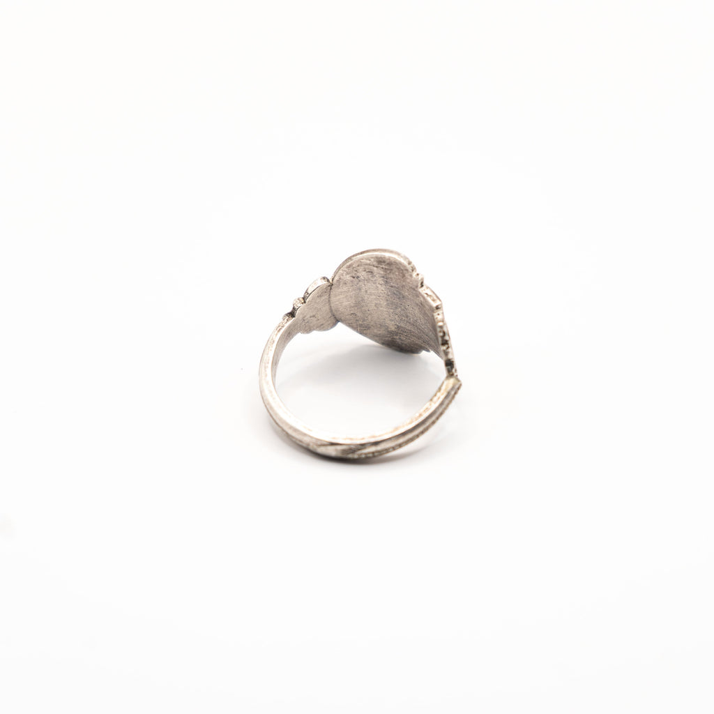Vue arrière de la bague artisanale Gemma en couvert recyclé.