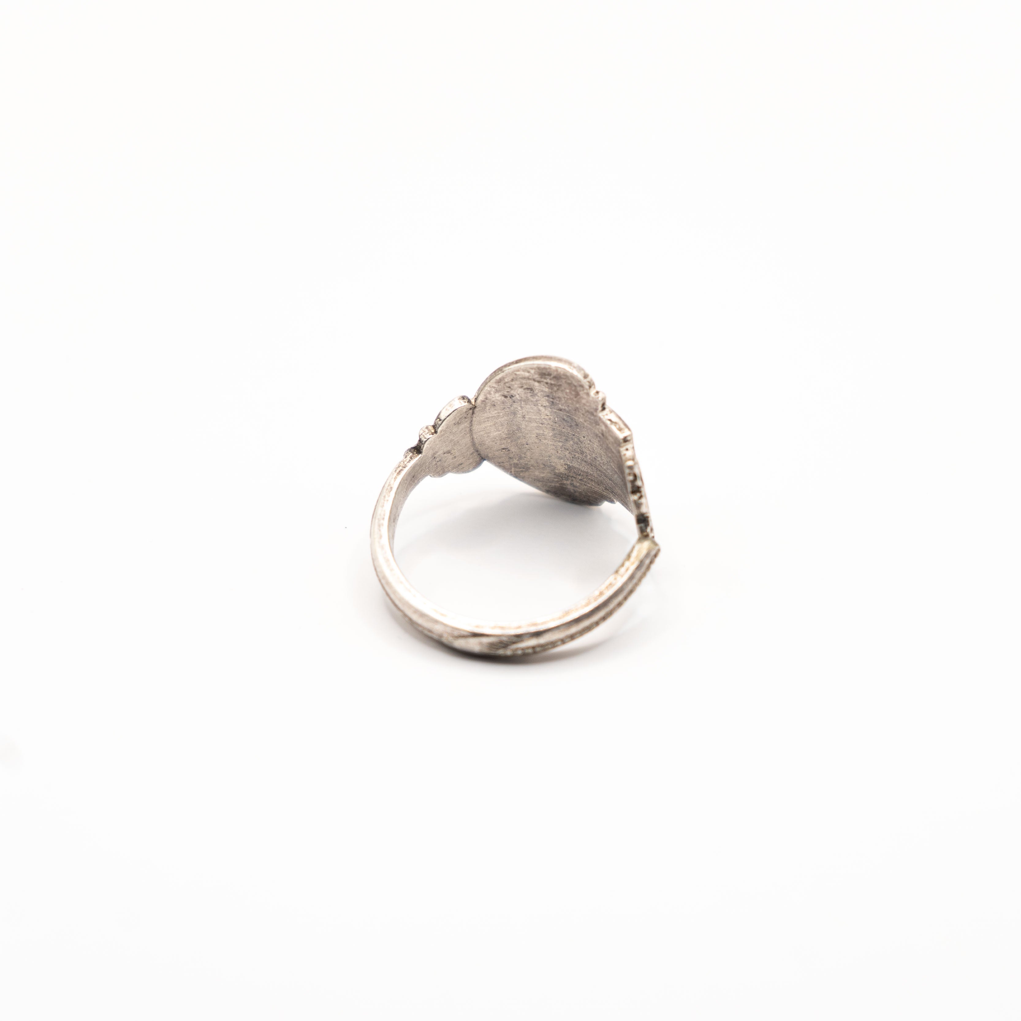 Vue arrière de la bague artisanale Gemma en couvert recyclé.