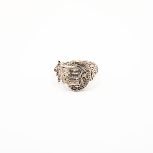 Vue de face de la bague artisanale Gemma en couvert recyclé.