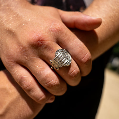 Bague artisanale Gemma en couvert recyclé portée à la main.