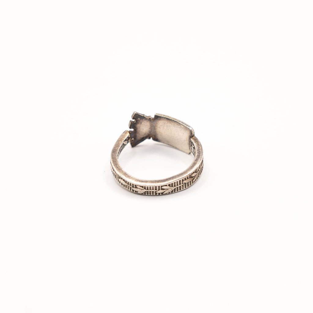 Vue arrière de la bague artisanale Gemma en couvert recyclé.