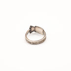 Vue arrière de la bague artisanale Gemma en couvert recyclé.