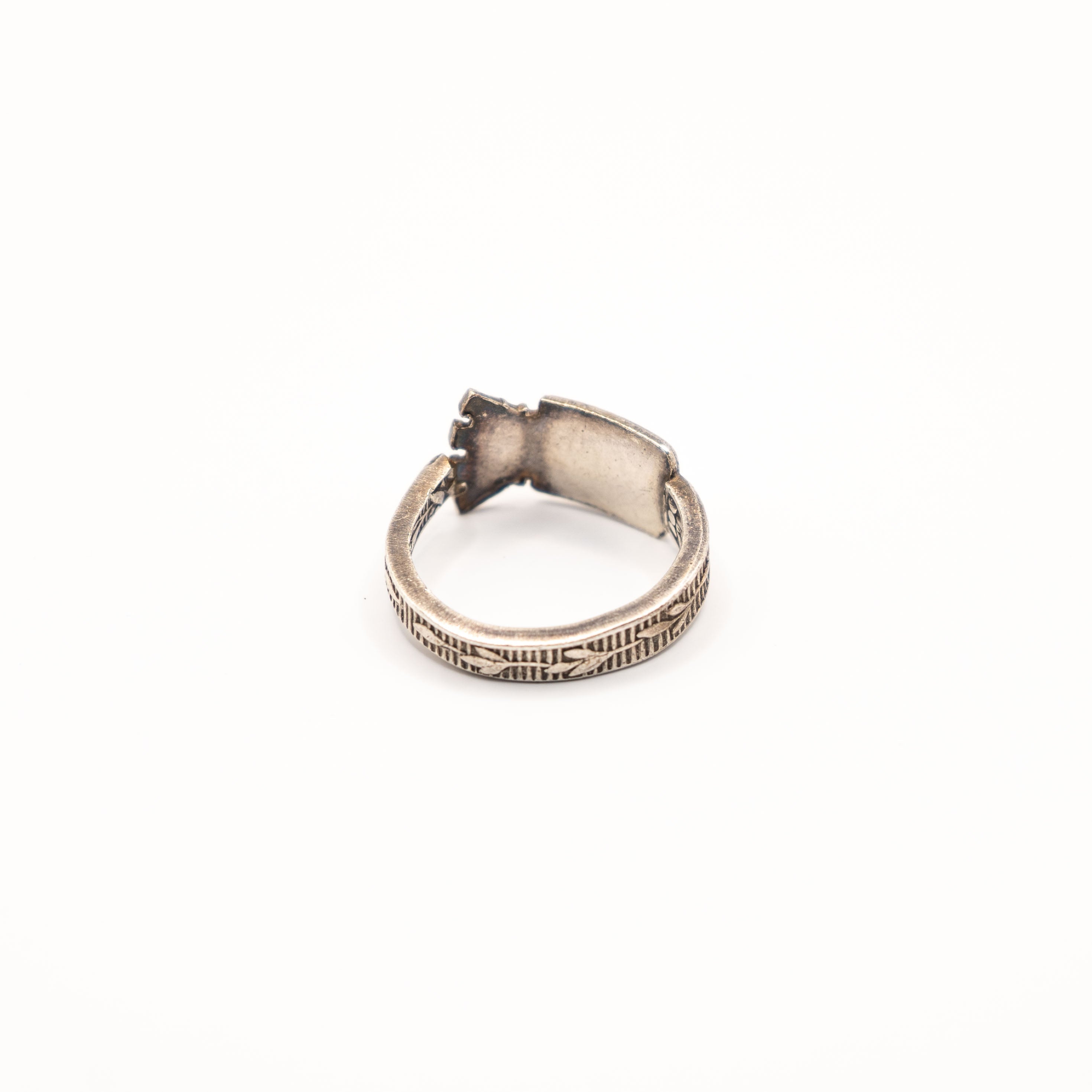 Vue arrière de la bague artisanale Gemma en couvert recyclé.