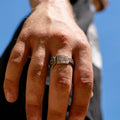 Bague artisanale Gemma en couvert recyclé portée à la main.