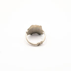 Vue arrière de la bague artisanale Gemma en couvert recyclé.
