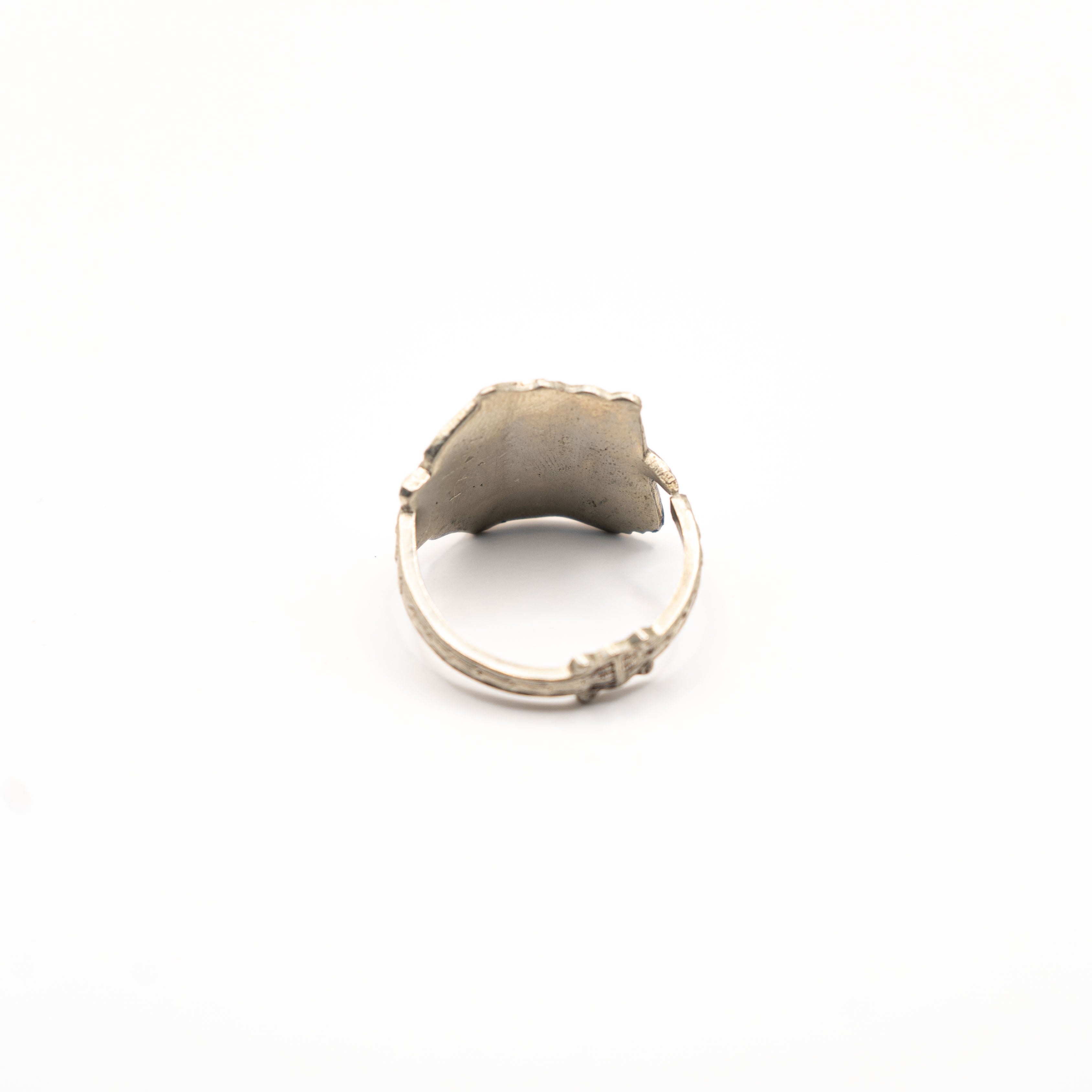 Vue arrière de la bague artisanale Gemma en couvert recyclé.