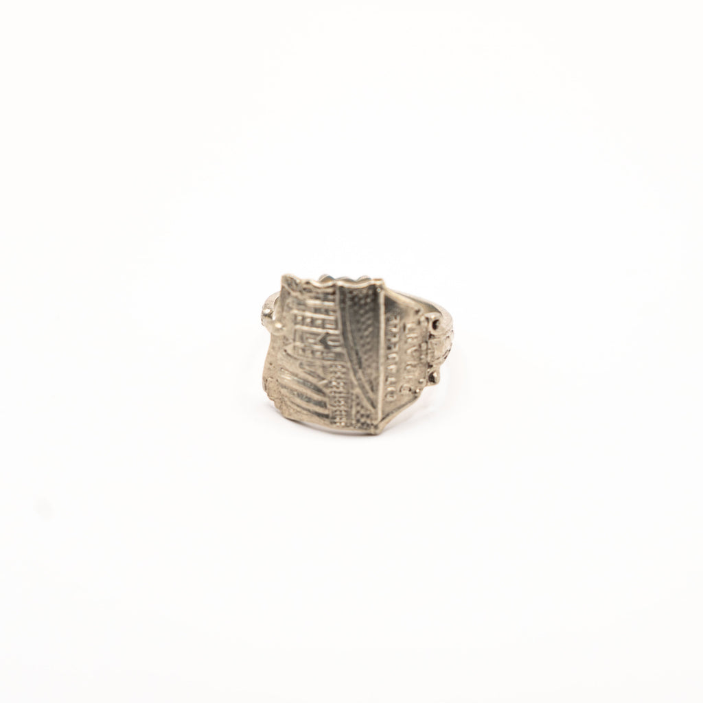 Vue de face de la bague artisanale Gemma en couvert recyclé.