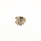 Vue de face de la bague artisanale Gemma en couvert recyclé.