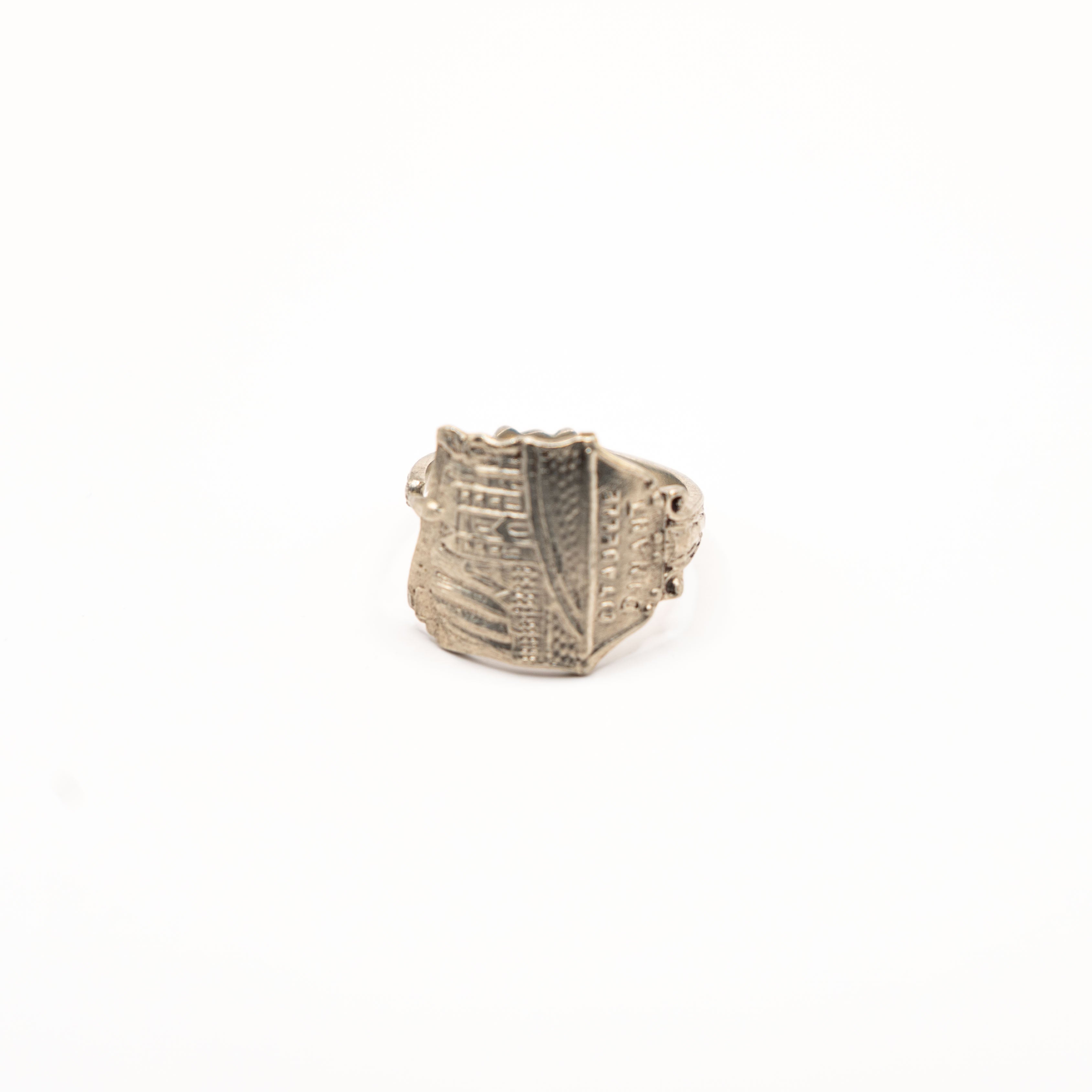 Vue de face de la bague artisanale Gemma en couvert recyclé.