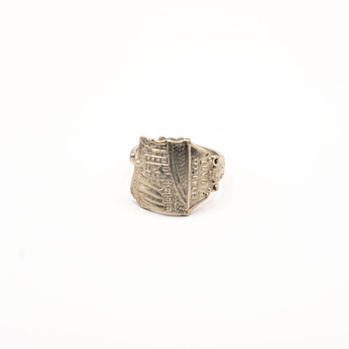 Vue de face de la bague artisanale Gemma en couvert recyclé.