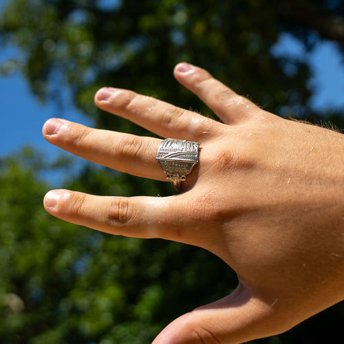 Bague artisanale Gemma en couvert recyclé portée à la main.