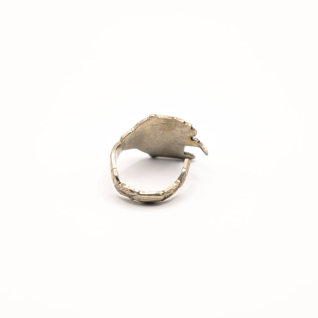 Vue arrière de la bague artisanale Gemma en couvert recyclé.