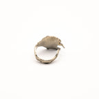 Vue arrière de la bague artisanale Gemma en couvert recyclé.