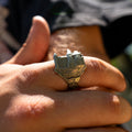 Bague artisanale Gemma en couvert recyclé portée à la main.