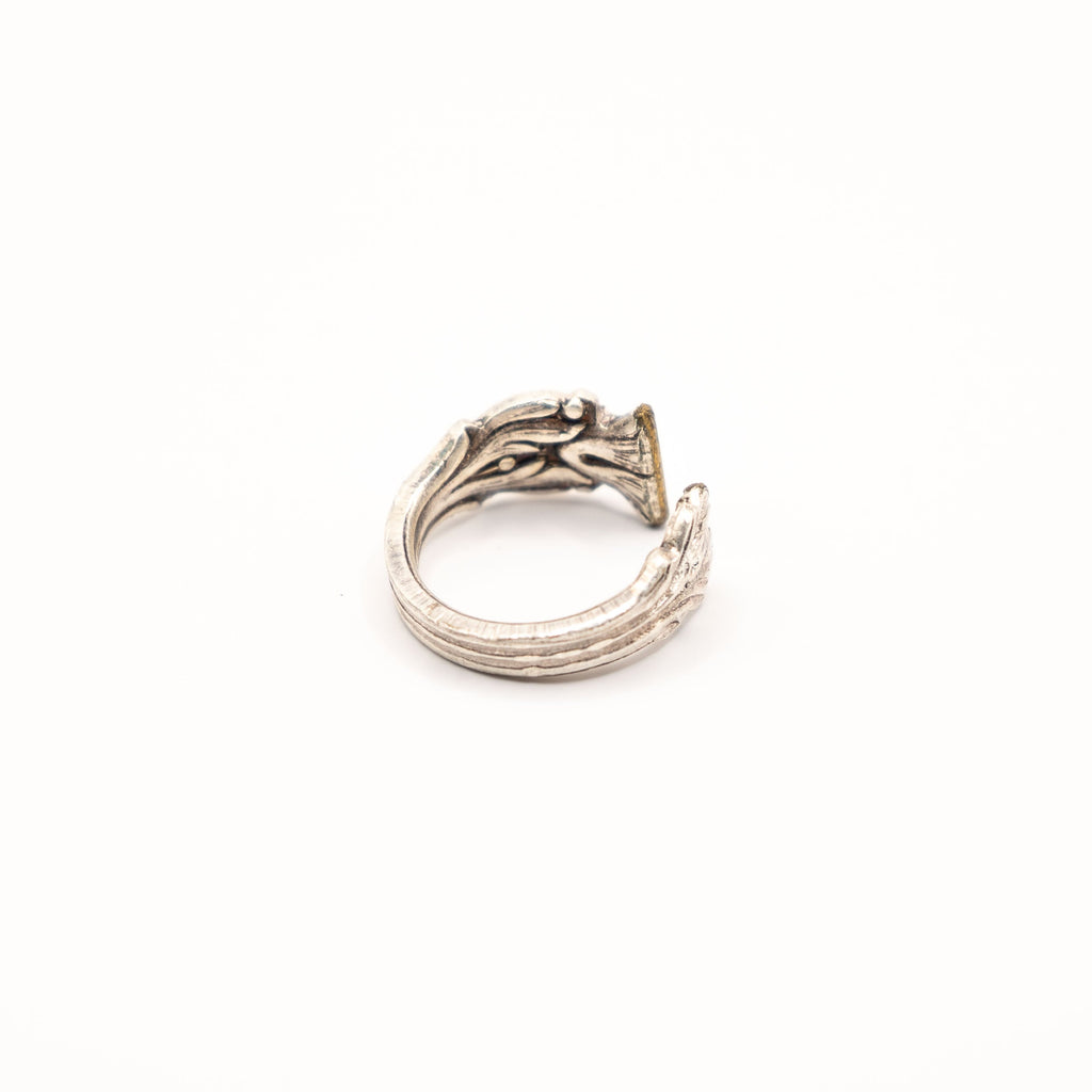 Vue arrière de la bague artisanale Gemma en couvert recyclé.