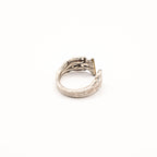 Vue arrière de la bague artisanale Gemma en couvert recyclé.
