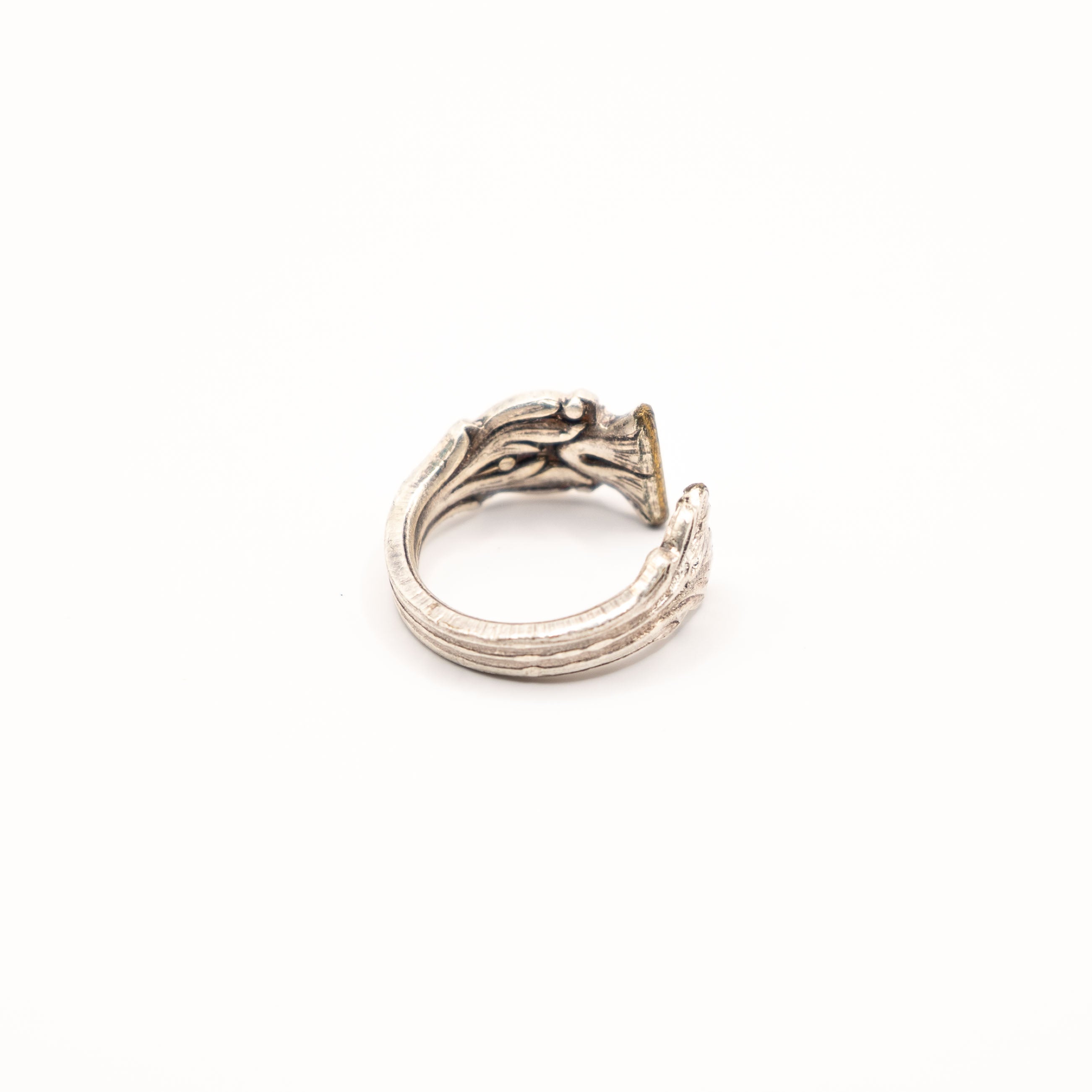 Vue arrière de la bague artisanale Gemma en couvert recyclé.